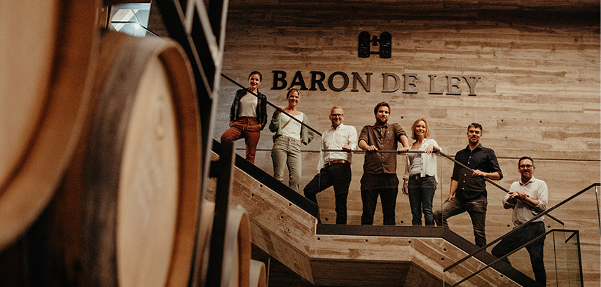 Gruppe von Menschen auf Treppe in der Bodega von BARON DE LEY.