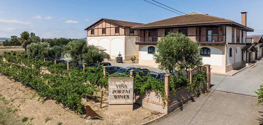 Weingut mit Reben und Gebäude, Schild „Viña Zorzal Wines“.